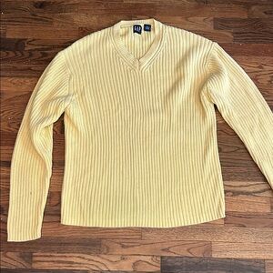 GAP Men's V-Neck Sweater in Soft Yellow